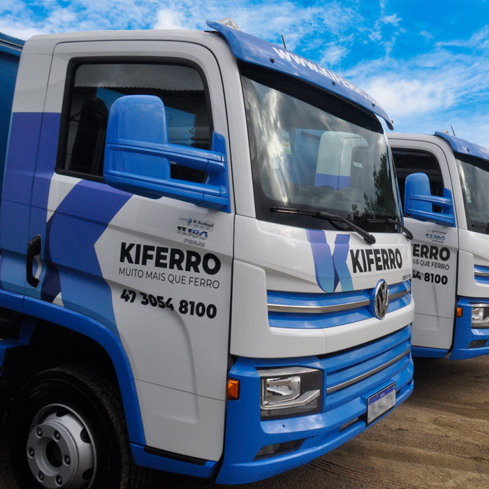 Foto dos caminhões da Kiferro.