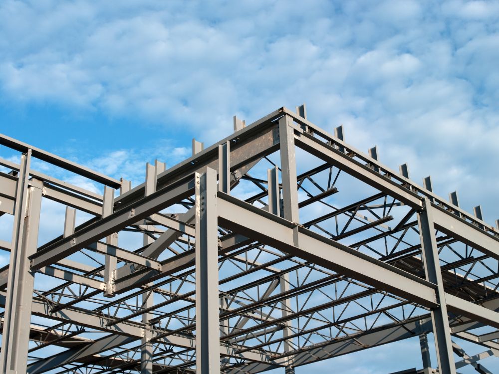 Estrutura metálica de edifício construída com aço estrutural, um dos tipos de aços mais usados na construção civil moderna.
