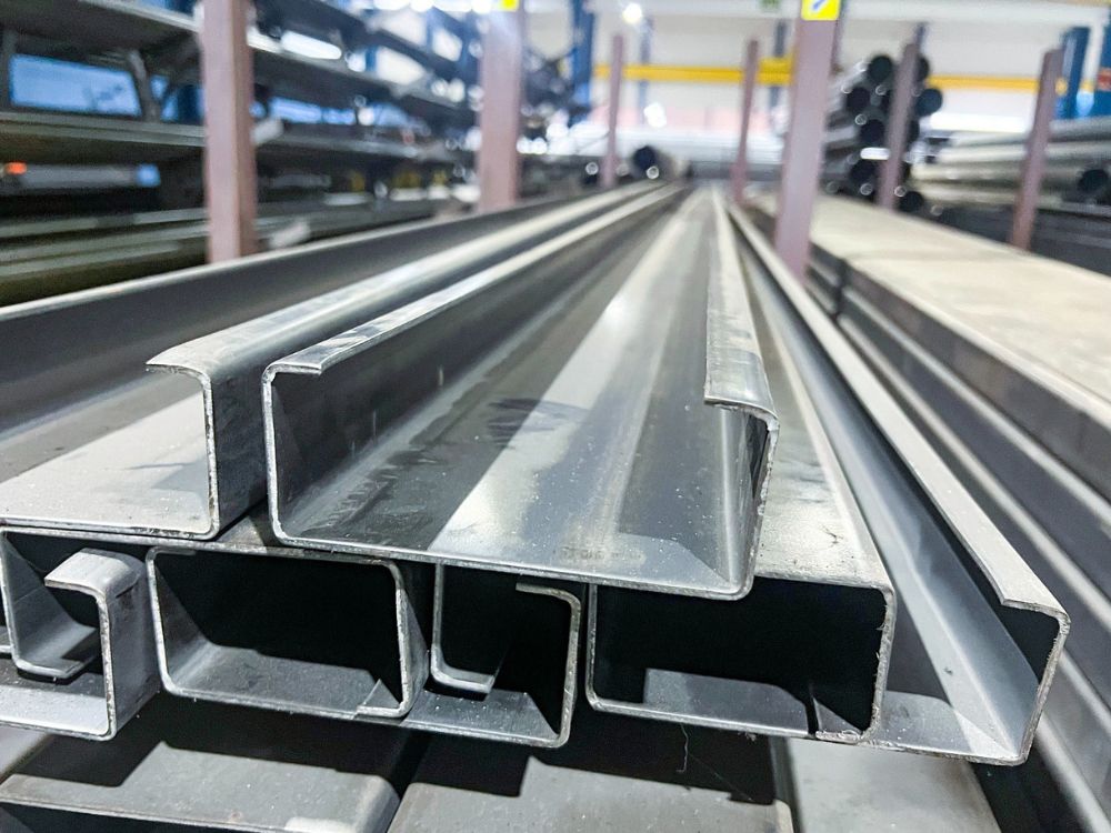 Perfil U enrijecido empilhado em estoque de metalúrgica industrial