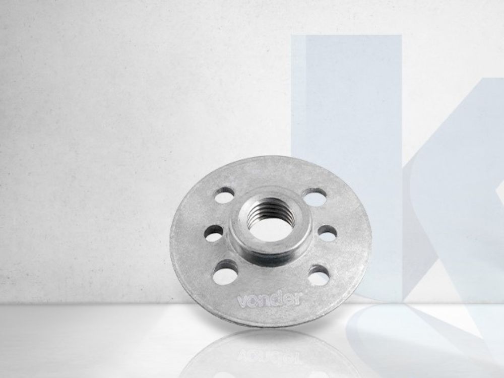 Flange metálica perfurada em aço zincado, utilizada em montagens industriais, reforçando a dúvida comum de qual é mais resistente aço ou ferro.