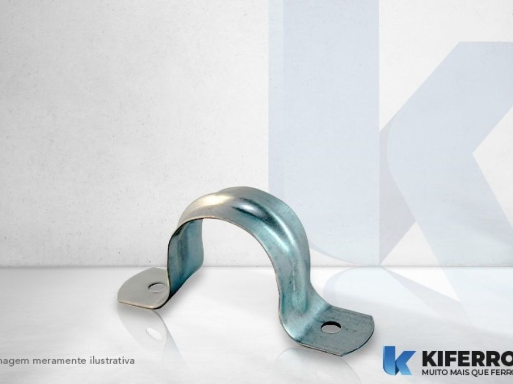 Abraçadeira metálica galvanizada para fixação de tubos e conduítes, componente que auxilia na análise sobre qual é mais resistente aço ou ferro.