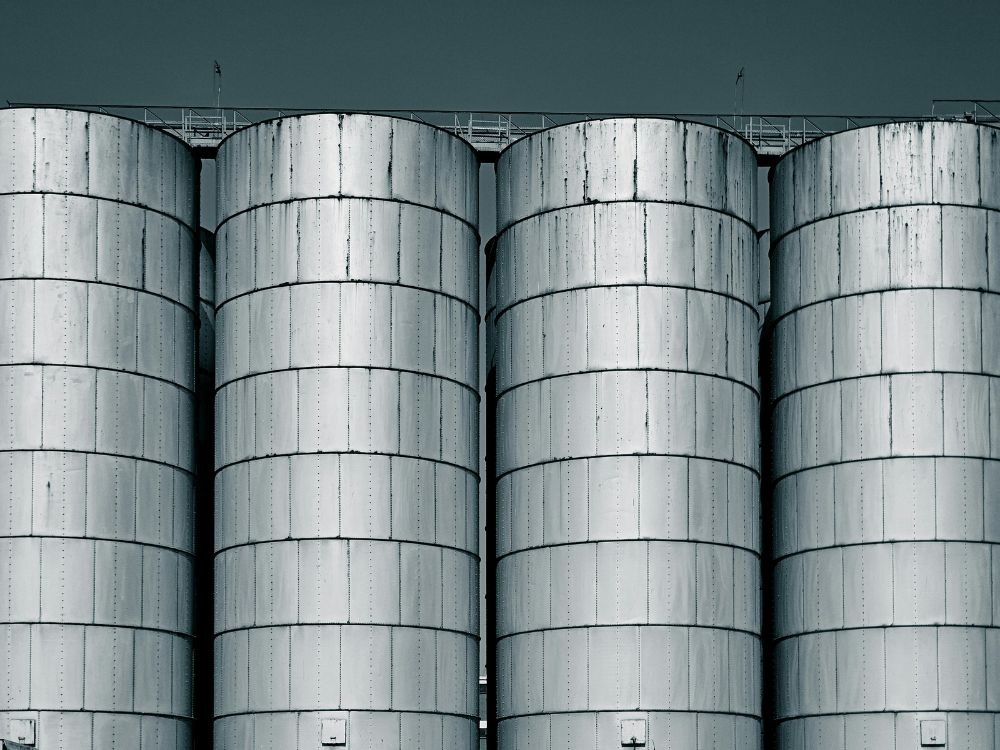 Silos metálicos de grande porte construídos com chapas de aço galvanizado.