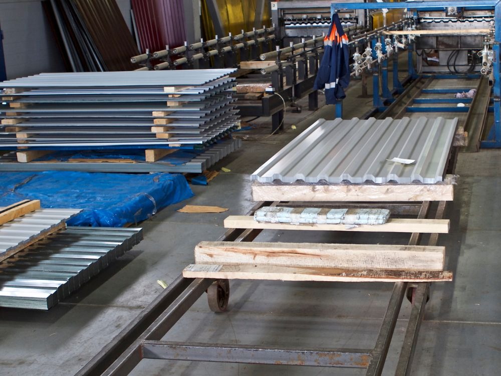 Chapas de aço galvanizado onduladas armazenadas em fábrica para uso na construção.