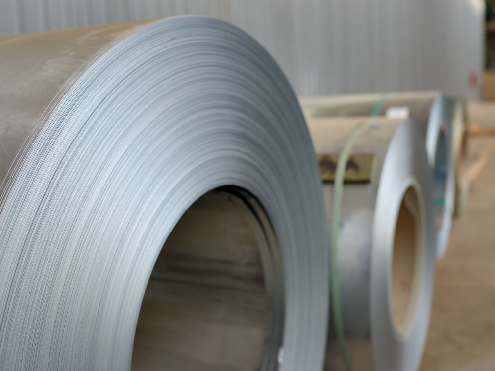 Close em bobina de aço galvanizado mostra características técnicas para compreender qual a diferença entre aços e aços ligas na prática.
