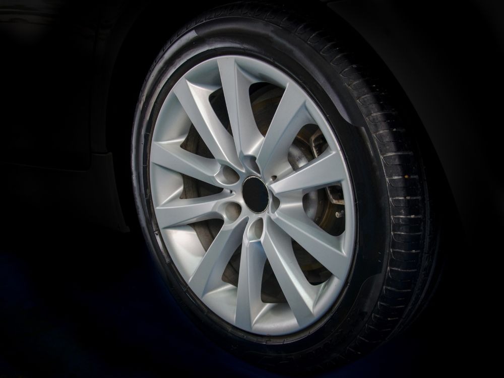 Roda automotiva metálica usada na indústria automotiva ajuda a esclarecer qual a diferença entre aços e aços ligas em projetos mecânicos.