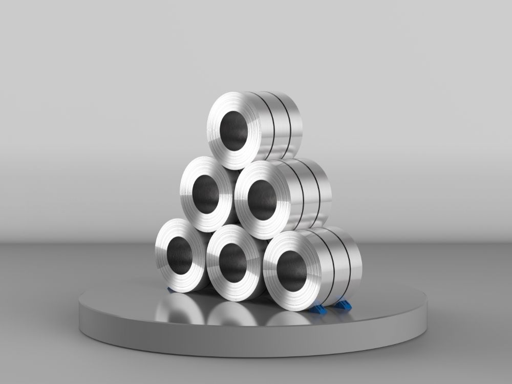 Rolos de aço brilhante organizados em fábrica destacam o tema qual a diferença entre aços e aços ligas em resistência e durabilidade.