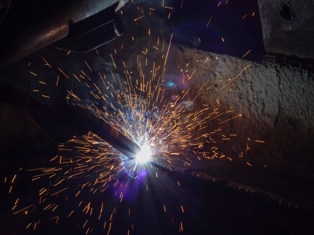 Processo de soldagem manual em conexão metálica mostrando na prática a diferença entre solda MIG e MAG no acabamento do cordão.