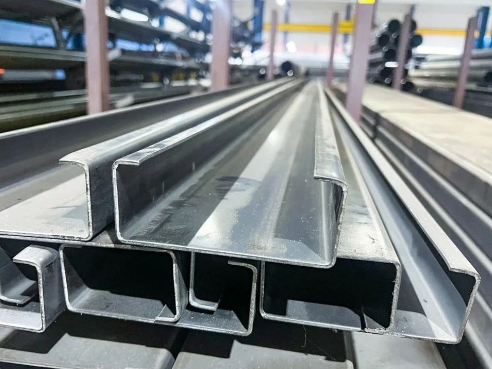 Casas com estrutura metálica utilizando perfis metálicos galvanizados como base estrutural para construção moderna.