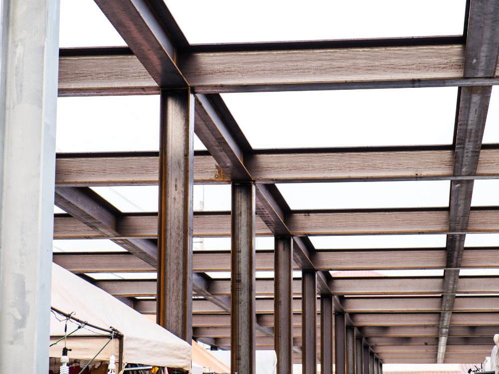 Estrutura metálica de cobertura formada por perfis de aço, aplicação prática para entender o que é Viga I em projetos estruturais