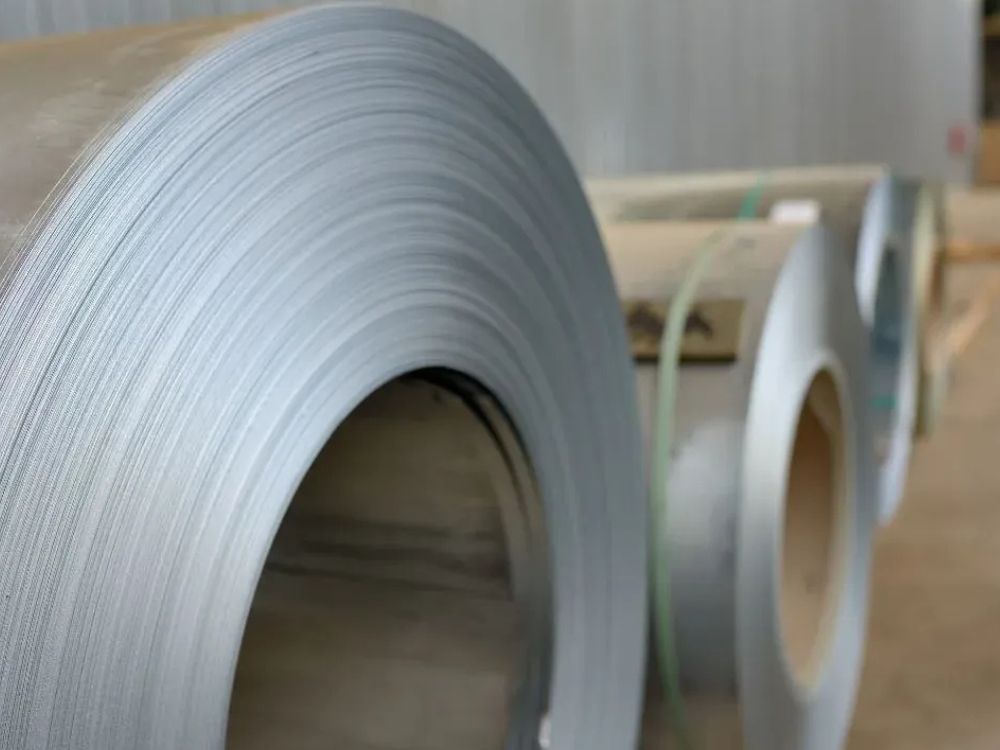 Bobinas de aço galvanizado em estoque, evidenciando que aço galvanizado pode molhar sem perder durabilidade.