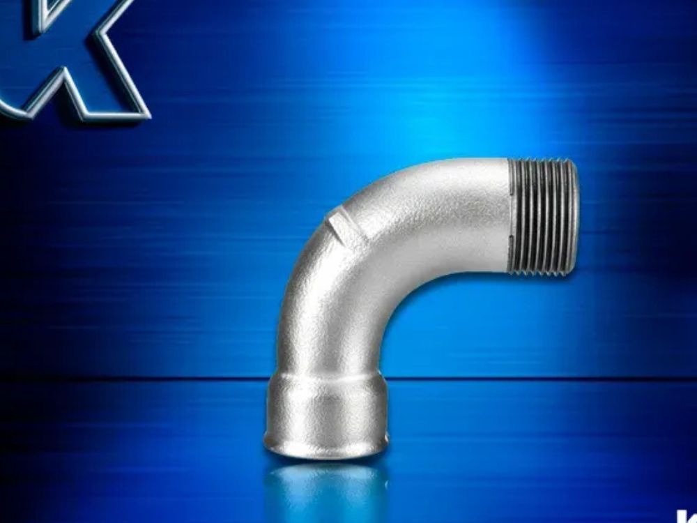 Conexão curva de aço galvanizado utilizada em tubulações, exemplo de material resistente que mostra que aço galvanizado pode molhar sem comprometer sua durabilidade.