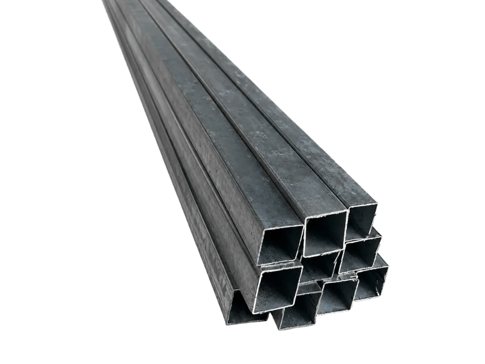 Perfis de metalon quadrado em aço carbono empilhados sobre fundo branco, mostrando as extremidades ocas dos tubos metálicos.