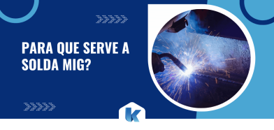 Soldador aplicando solda MIG em peça metálica, com faíscas e arco elétrico iluminando a área de trabalho.