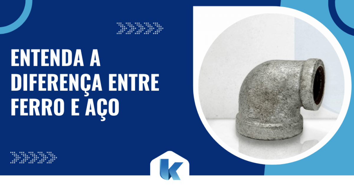 Arte com fundo azul e texto "Entenda a diferença entre ferro e aço", ao lado de uma imagem de conexão joelho galvanizado, usada em tubulações metálicas.