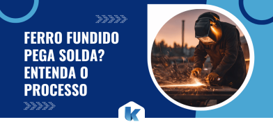 Soldador realizando trabalho com faíscas em peça metálica, ilustrando se ferro fundido pega solda e como funciona o processo de soldagem industrial.