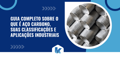 Capa de artigo sobre o que é aço carbono, com fotografia de tubos metálicos cilíndricos e título sobre classificações e aplicações industriais.